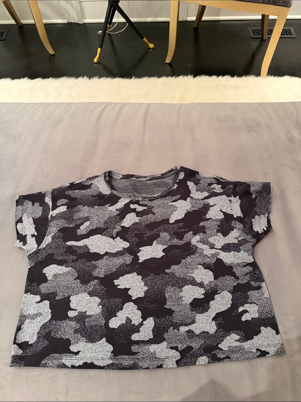 Ladies lululemon cropped Black & Gray Camo Short-Sleeve Top Sz 4 or 6